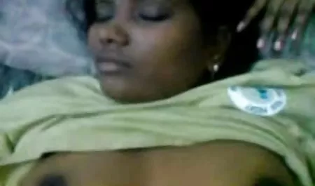 लड़का लड़की मूवी सेक्सी फिल्म वीडियो में की चूत को वाइब्रेटर से सहलाता है