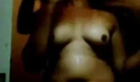 अनड्रेसिंग और इसी तरह की चीजों को हिंदी फिल्म सेक्सी एचडी में खेलना खतरनाक है।