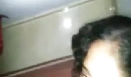 आकर्षक भूरे रंग की सेक्सी मूवी फुल सेक्सी आंखों वाला गोरा निपल्स को उत्तेजित करता है