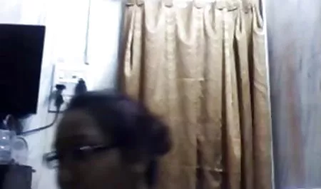 रेडहेड प्यारी उसकी चूत में फुल सेक्सी हिंदी मूवी ऊँगली करती है