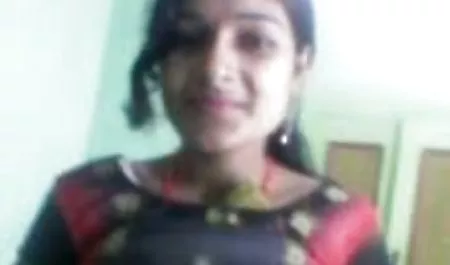 श्यामला खुद को सेक्सी मूवी फिल्म हिंदी में हाथों से घुमाती है