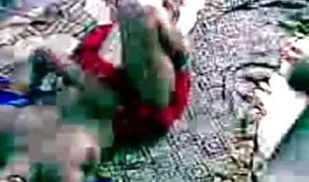 एशियाई बेब पोर्न देखता है हिंदी में सेक्सी फिल्म मूवी और हस्तमैथुन करता है